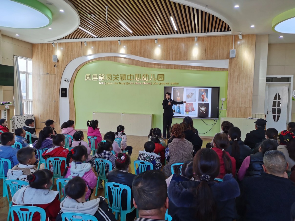 【甘棠花开】小手拉大手   法律伴成长